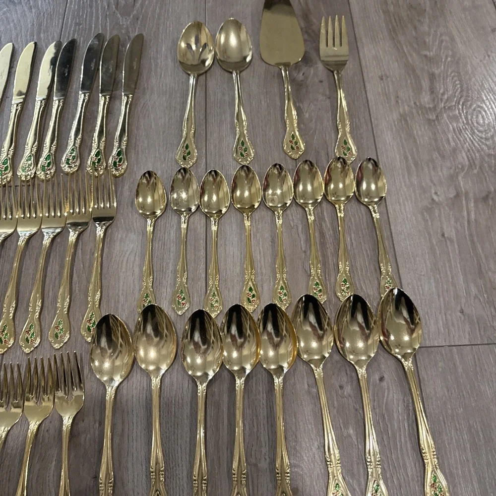 44 PCs HOLLY Yuletide Holly Berry Christmas Gold 8 Place Settings + Serving Pcs